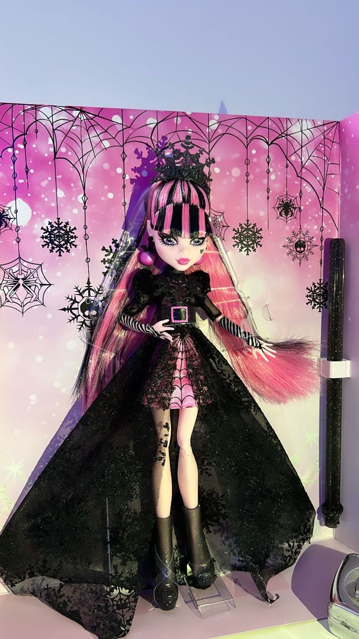 Monster High Howliday Winter Edition Draculaura doll in real life details