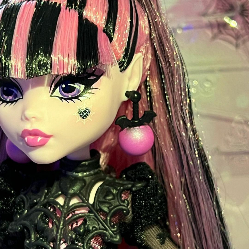 Monster High Howliday Winter Edition Draculaura doll in real life details