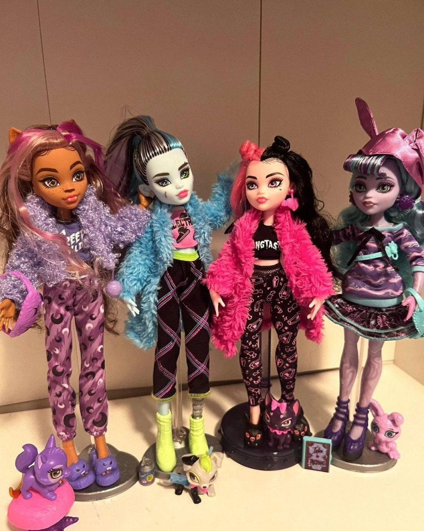 Monster High Creepover Party dolls in real life photos