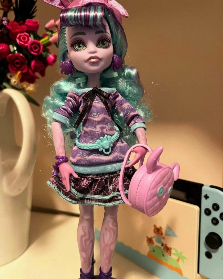 Monster High Creepover Party dolls in real life photos