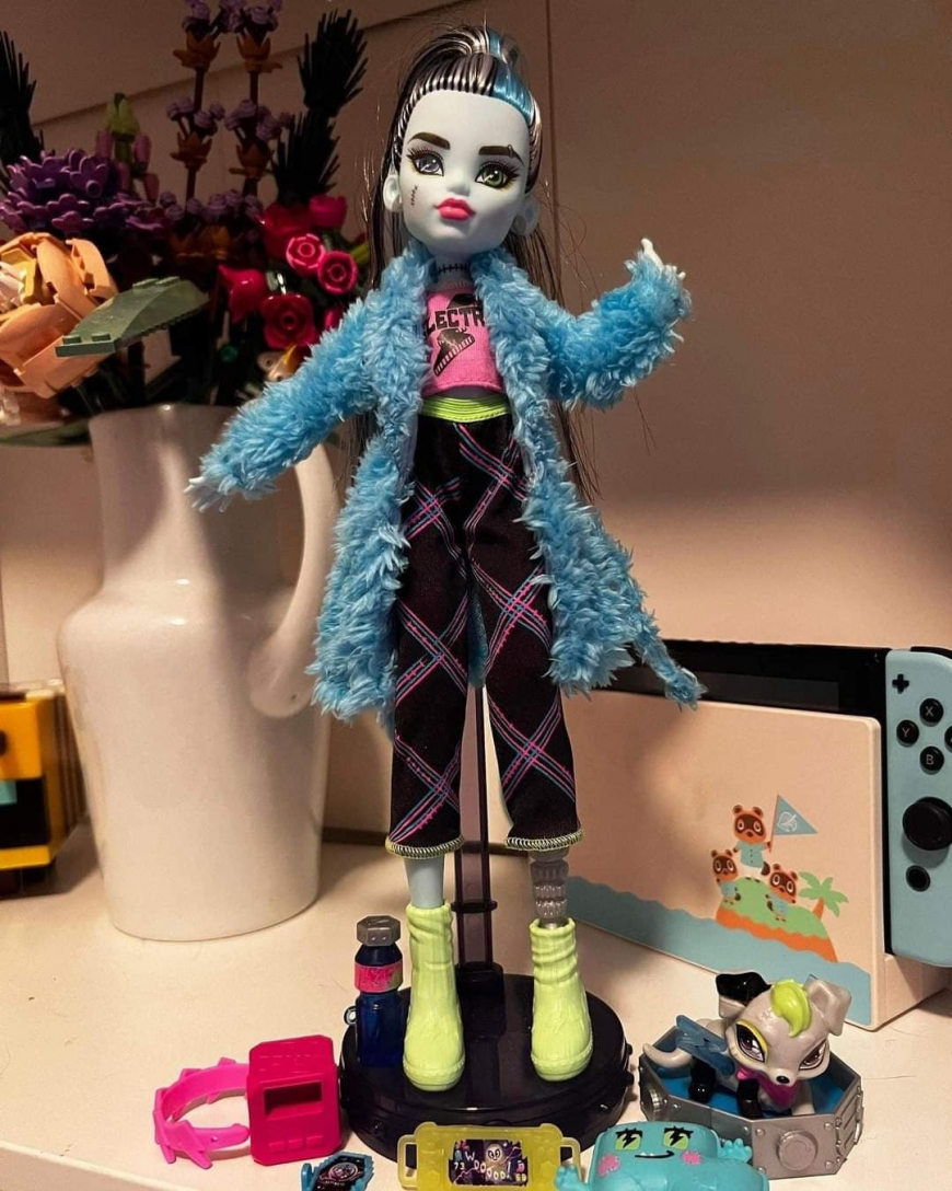 Monster High Creepover Party dolls in real life photos