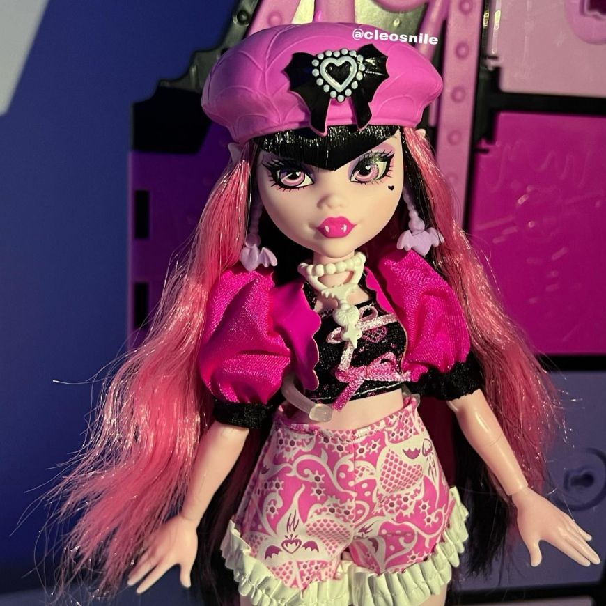 In real life photos of Skulltimate Secrets Draculaura doll