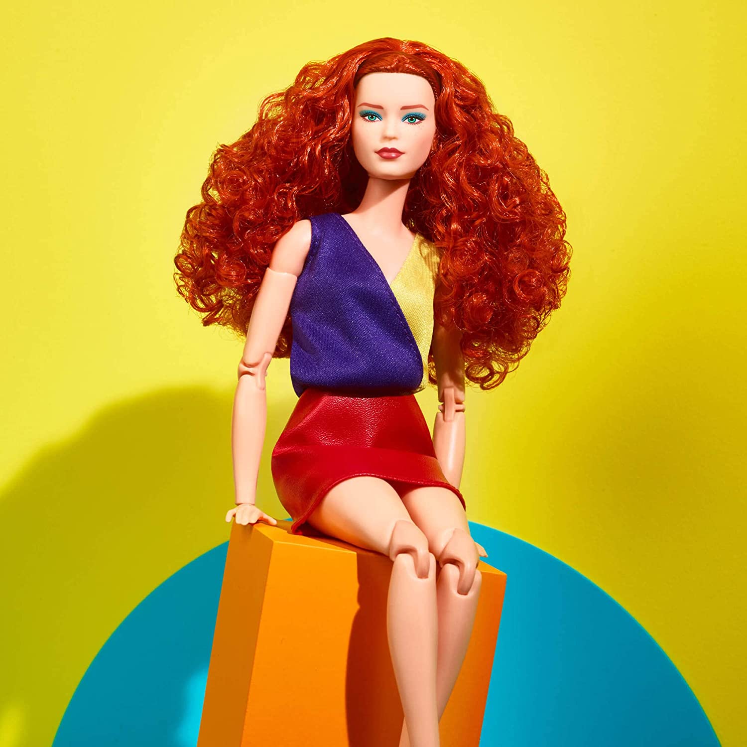 Barbie Signature Barbie Looks Doll (Brunette Wavy Hair, Curvy Body Type),  Fully Posable Fashion Doll, For Collectors