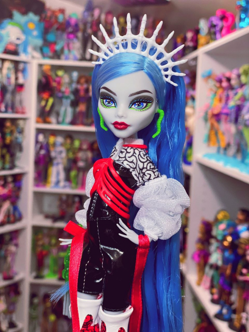 Ghouluxe Ghoulia Yelps Mattelcreations Fang Club exclusive doll in real life photos