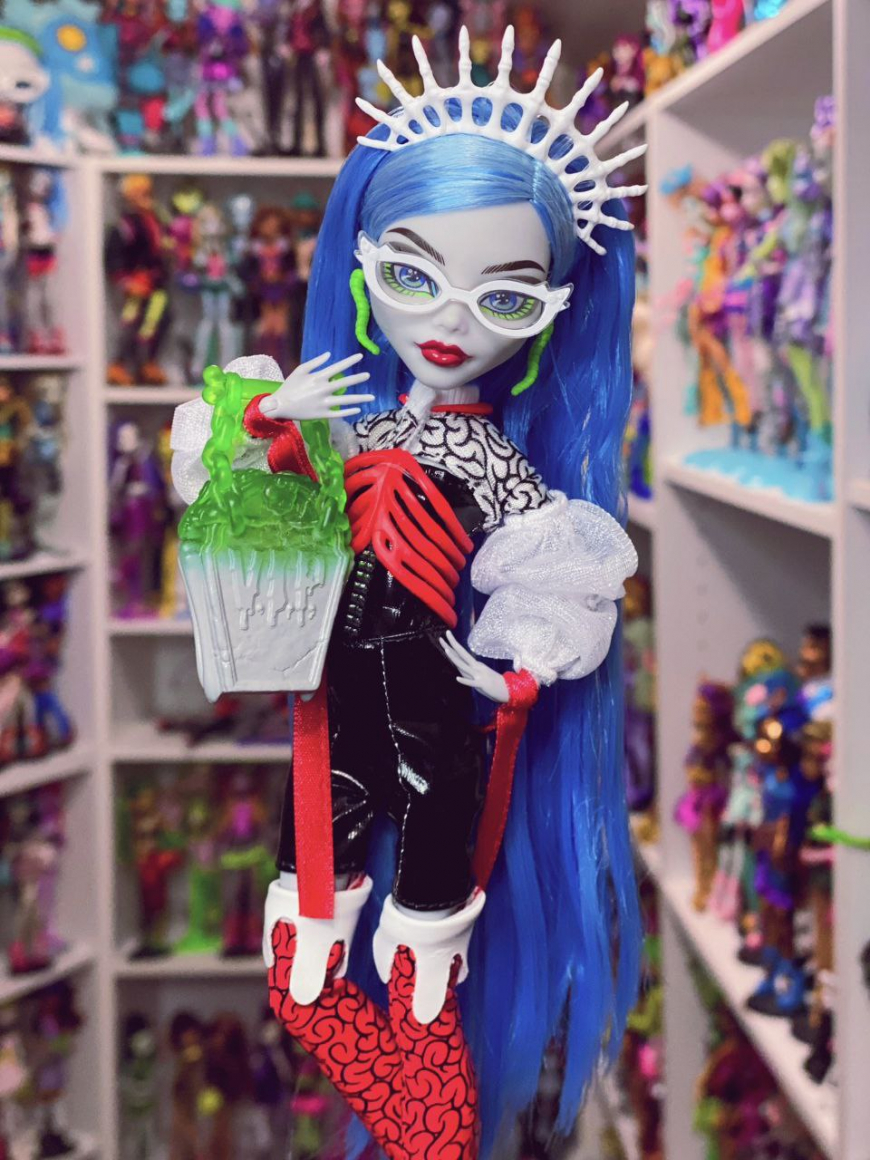 Ghouluxe Ghoulia Yelps Mattelcreations Fang Club exclusive doll in real life photos