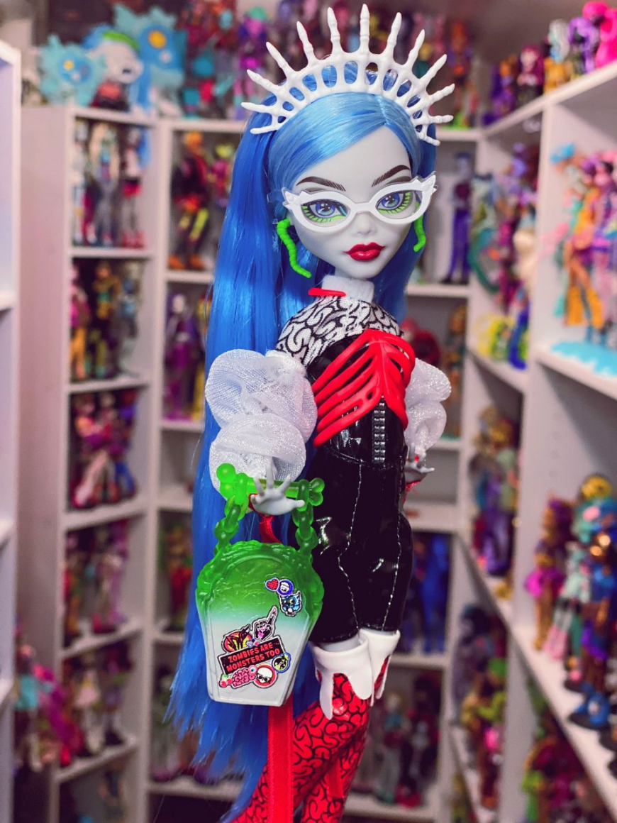 Ghouluxe Ghoulia Yelps Mattelcreations Fang Club exclusive doll in real life photos