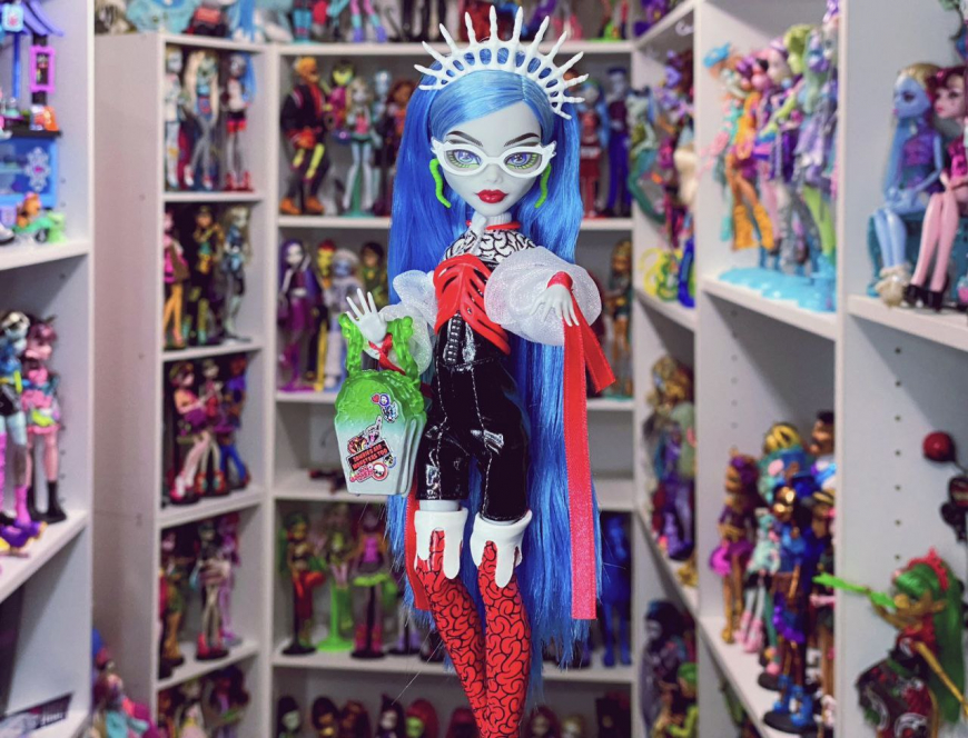 Ghouluxe Ghoulia Yelps Mattelcreations Fang Club exclusive doll in real life photos