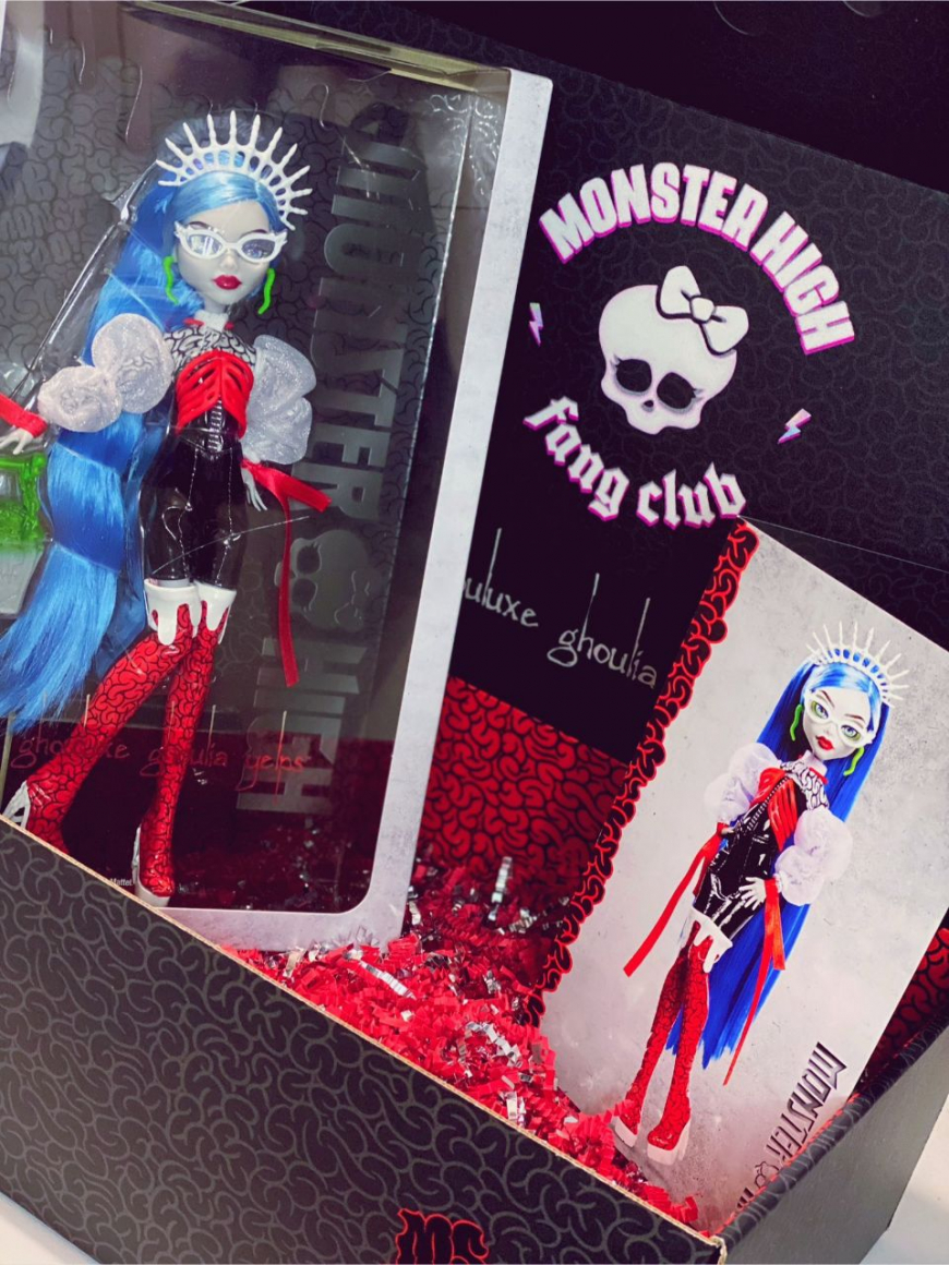 Ghouluxe Ghoulia Yelps Mattelcreations Fang Club exclusive doll in real life photos