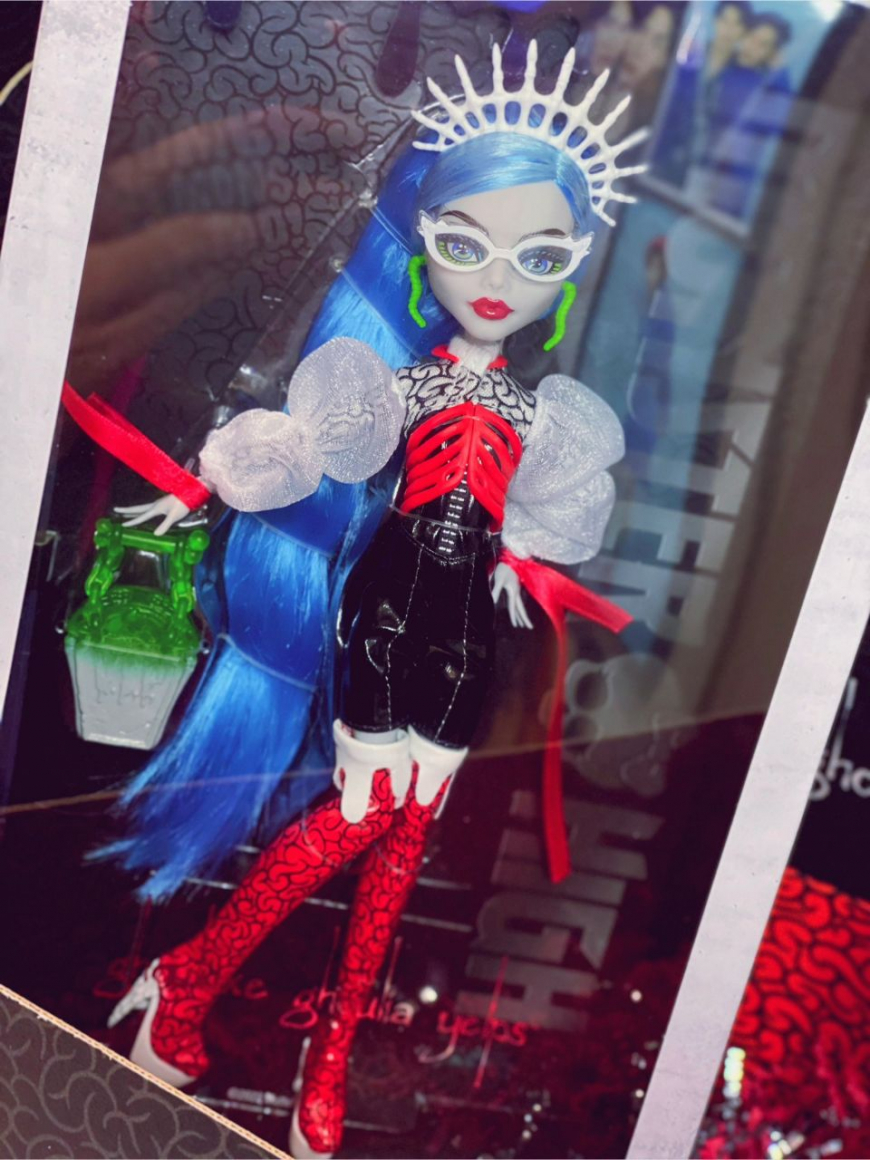 Ghouluxe Ghoulia Yelps Mattelcreations Fang Club exclusive doll in real life photos