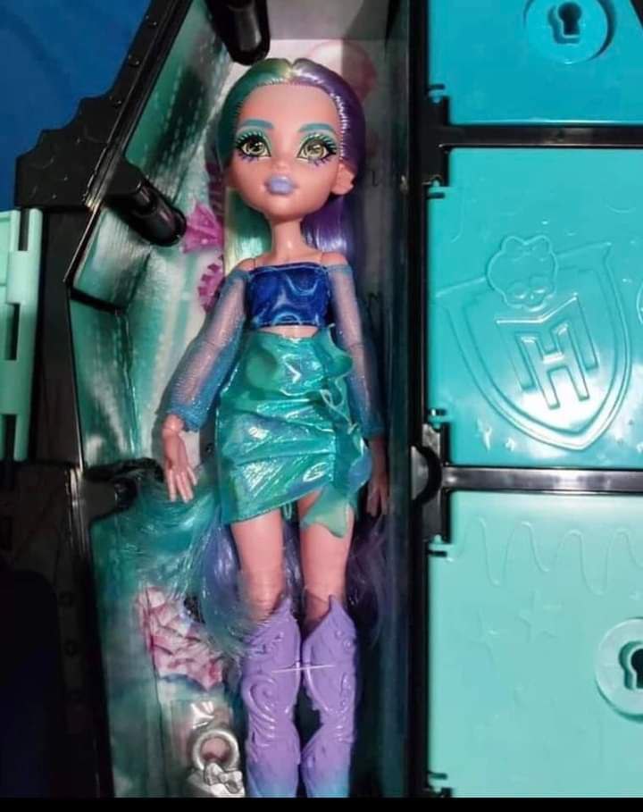 Monster High Skulltimate Secrets Fear idescent Lagoona doll in real life photo