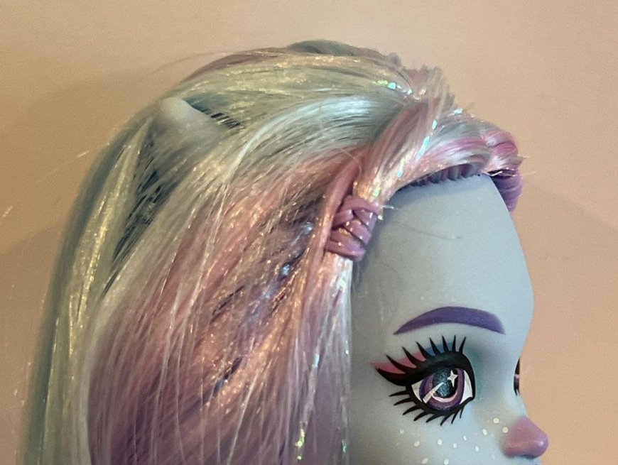 Comparison of Abbey G3 with Abbey G1 doll
