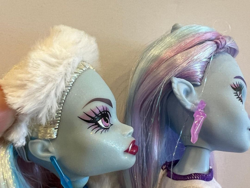 Comparison of Abbey G3 with Abbey G1 doll