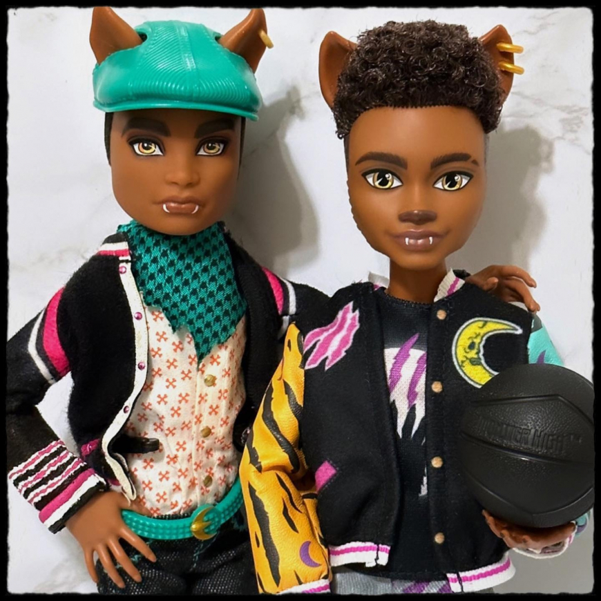 Comparison of Clawd Wolf G3 with Clawd G1 doll