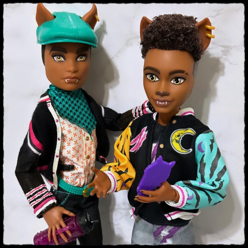 Comparison of Clawd Wolf G3 with Clawd G1 doll