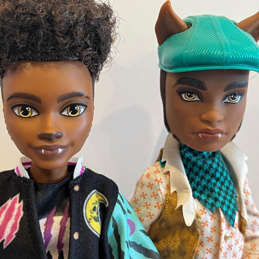 Comparison of Clawd Wolf G3 with Clawd G1 doll