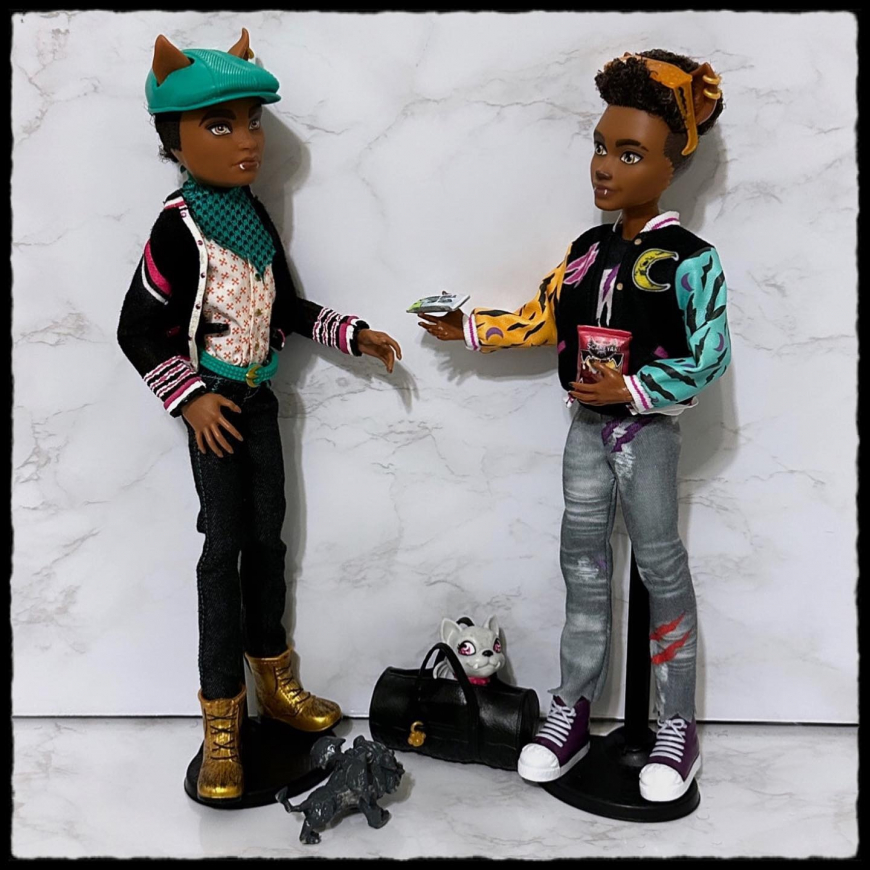 Comparison of Clawd Wolf G3 with Clawd G1 doll