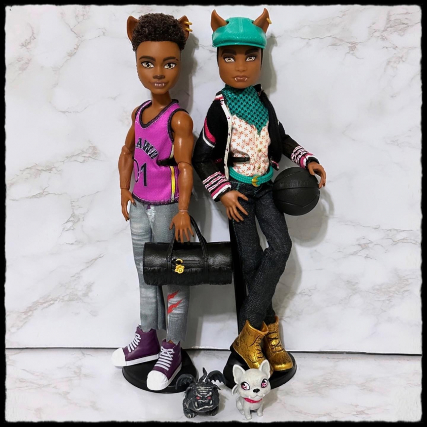 Comparison of Clawd Wolf G3 with Clawd G1 doll
