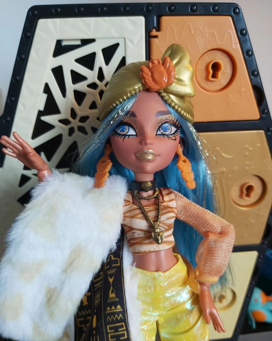 Monster High Skulltimate Secrets series 2 Fearidescent Cleo de Nile doll
