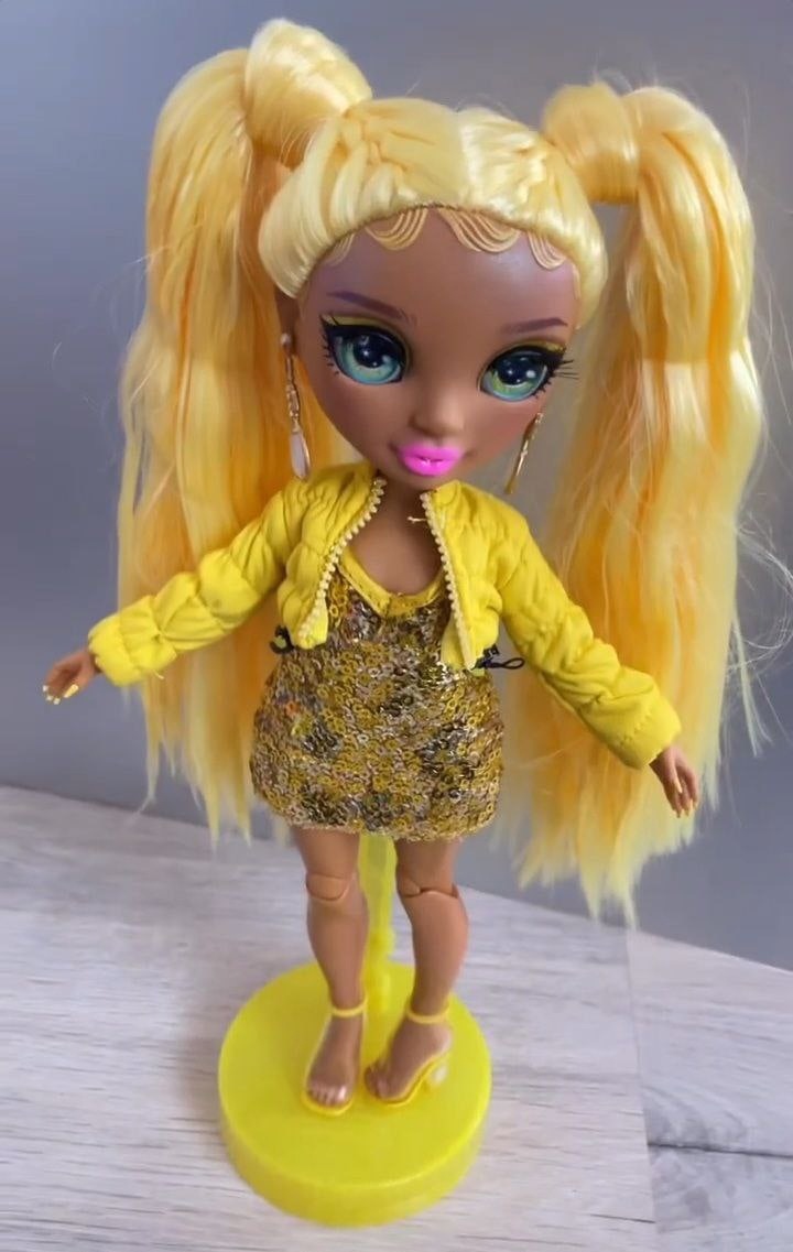 Rainbow High Project Rainbow Runway Fantastic Fashion dolls 2023 second outfit