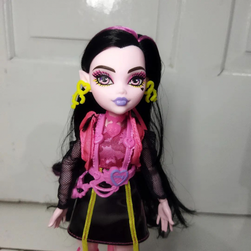 Monster High Skulltimates Secrets Neon Frights series 3 Draculaura doll in real life photos