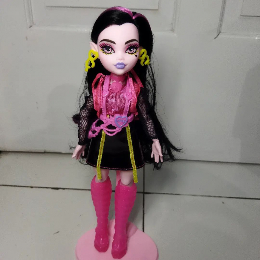 Monster High Skulltimates Secrets Neon Frights series 3 Draculaura doll in real life photos