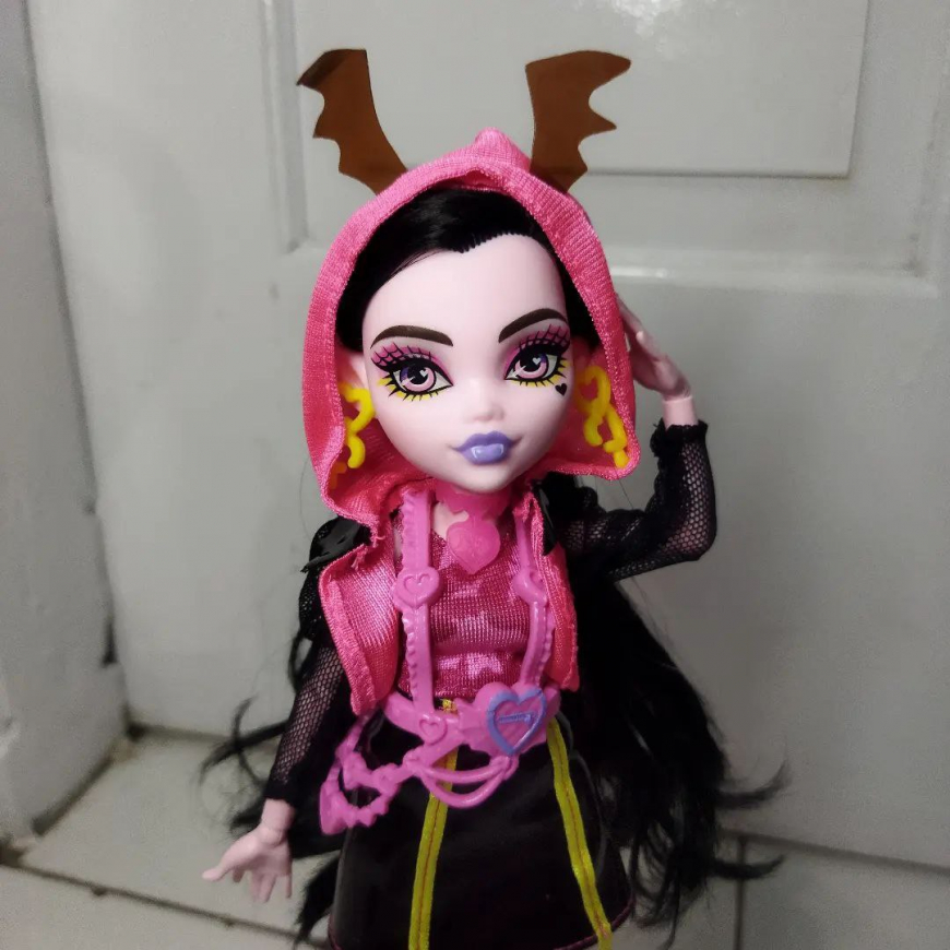 Monster High Skulltimates Secrets Neon Frights series 3 Draculaura doll in real life photos