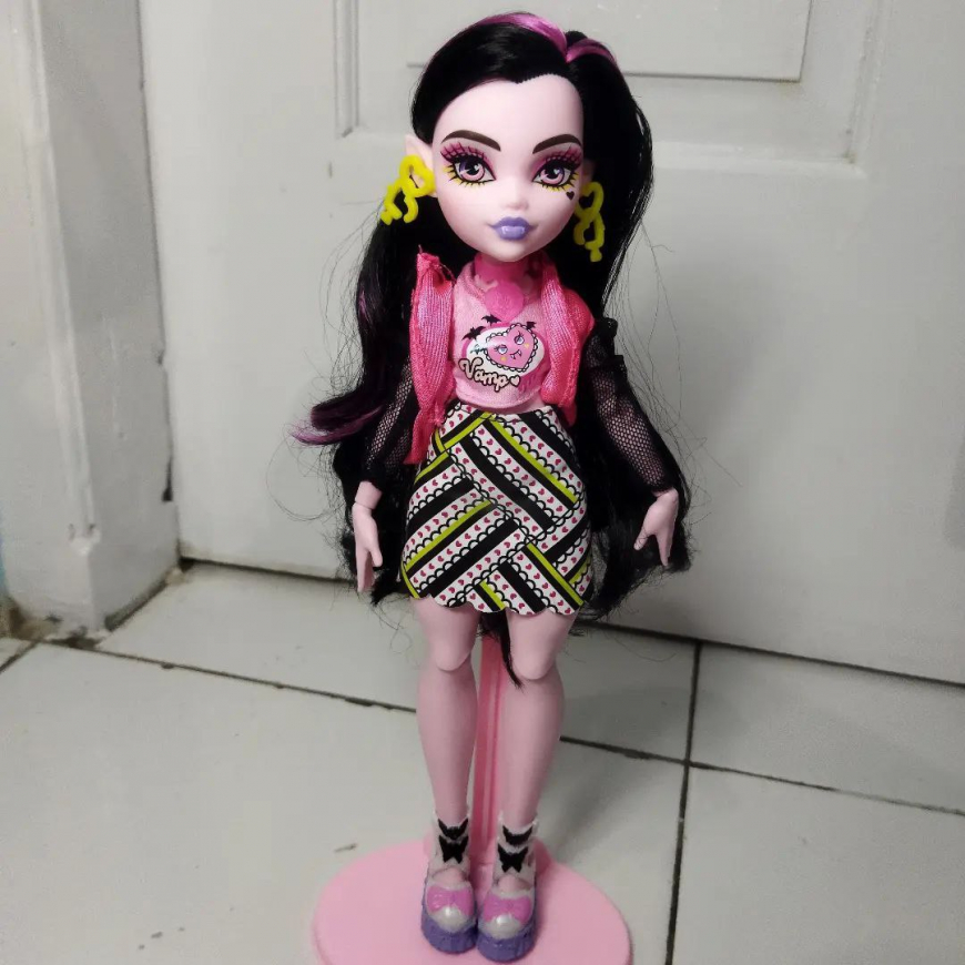 Monster High Skulltimates Secrets Neon Frights series 3 Draculaura doll in real life photos