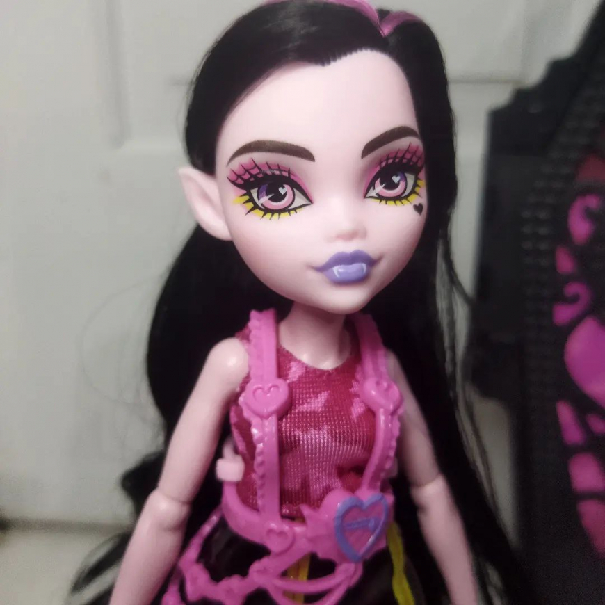 Monster High Skulltimates Secrets Neon Frights series 3 Draculaura doll in real life photos