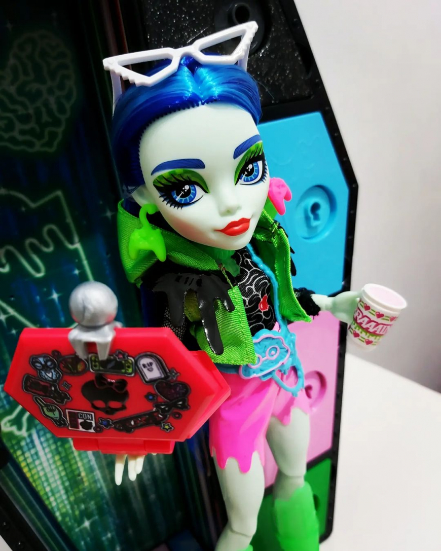 Monster High Skulltimates Secrets Neon Frights series 3 Ghoulia Yelps doll in real life photos