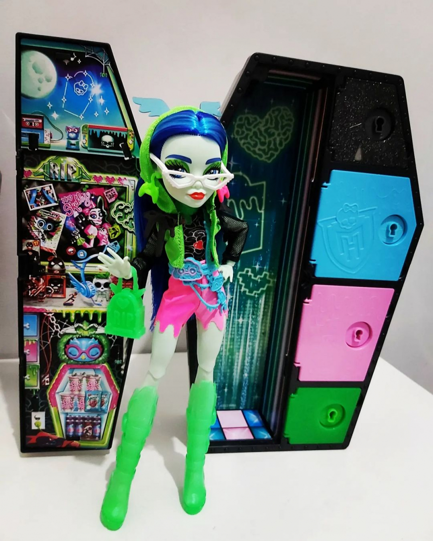 Monster High Skulltimates Secrets Neon Frights series 3 Ghoulia Yelps doll in real life photos