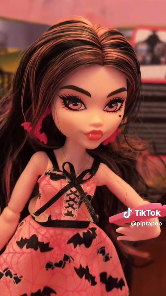 Monster High Draculaura Bite in the park doll in real life