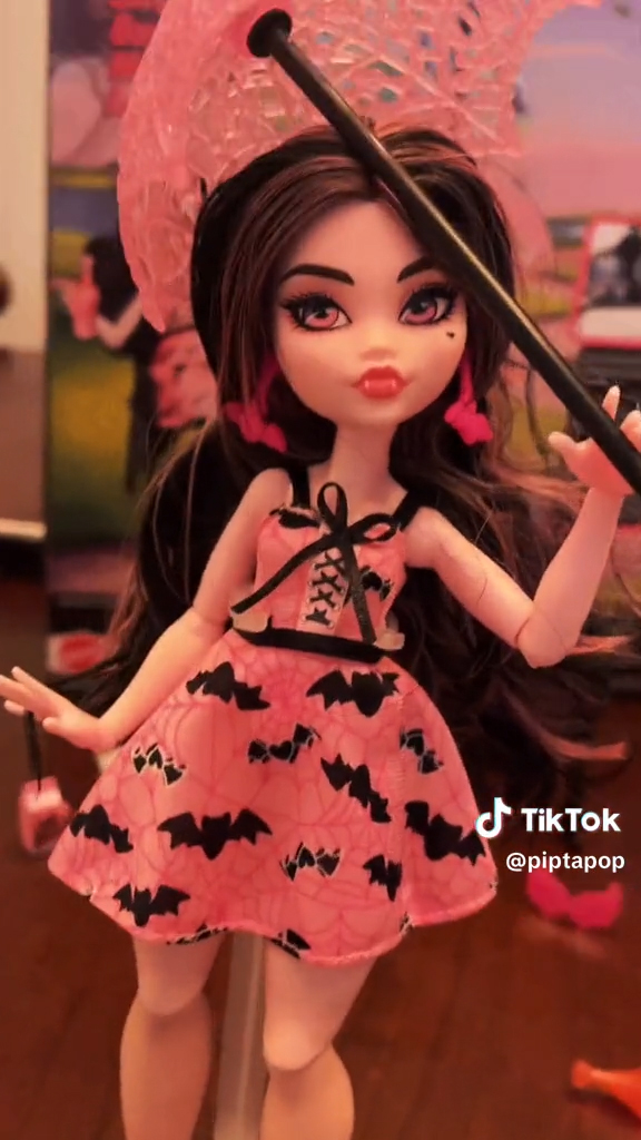 Monster High Draculaura Bite in the park doll in real life