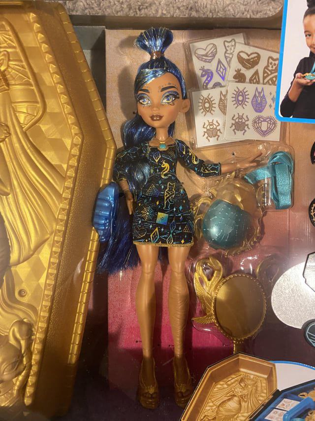 Monster High Cleo Golden Glam Case playset with doll 2023