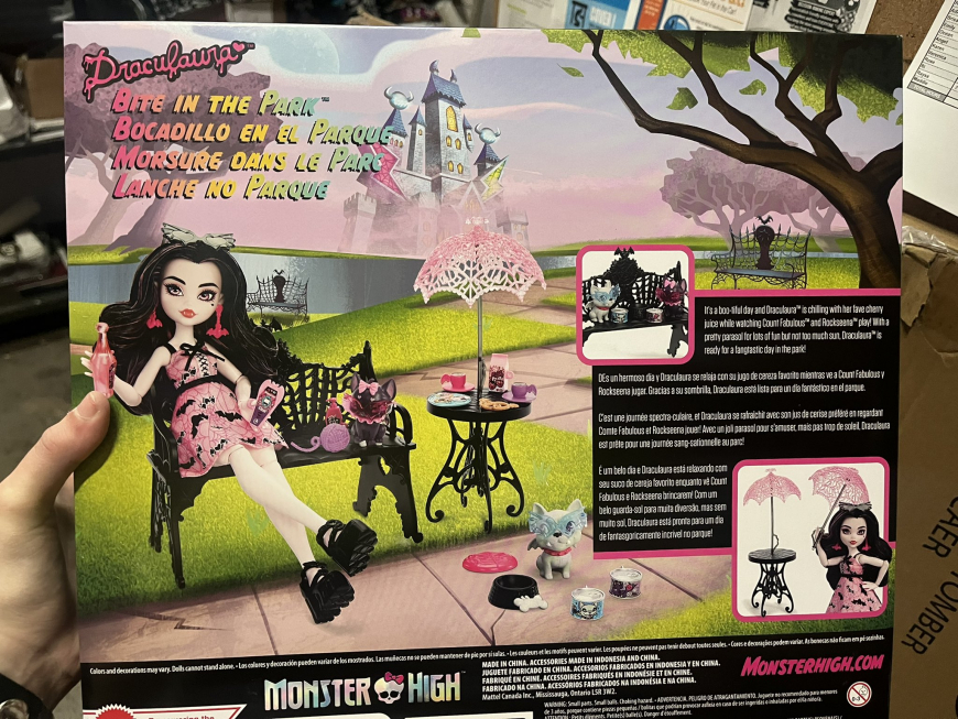 Monster High Draculaura Bite in the park doll box