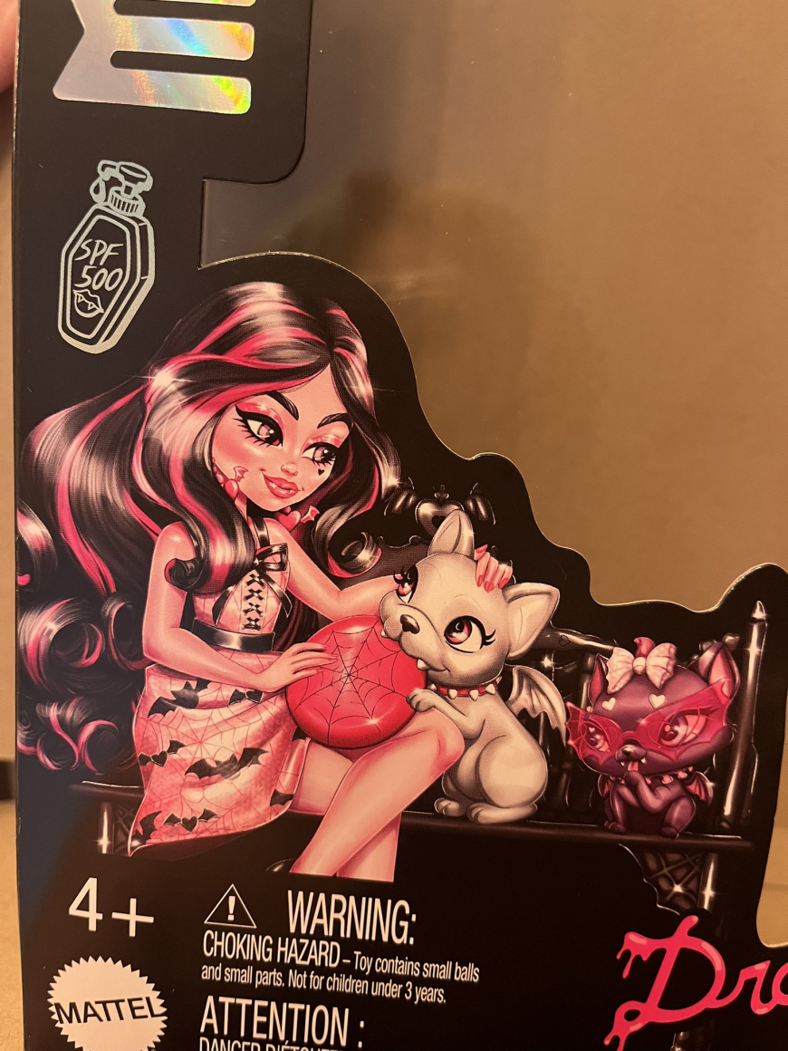 Monster High Draculaura Bite in the park doll box art