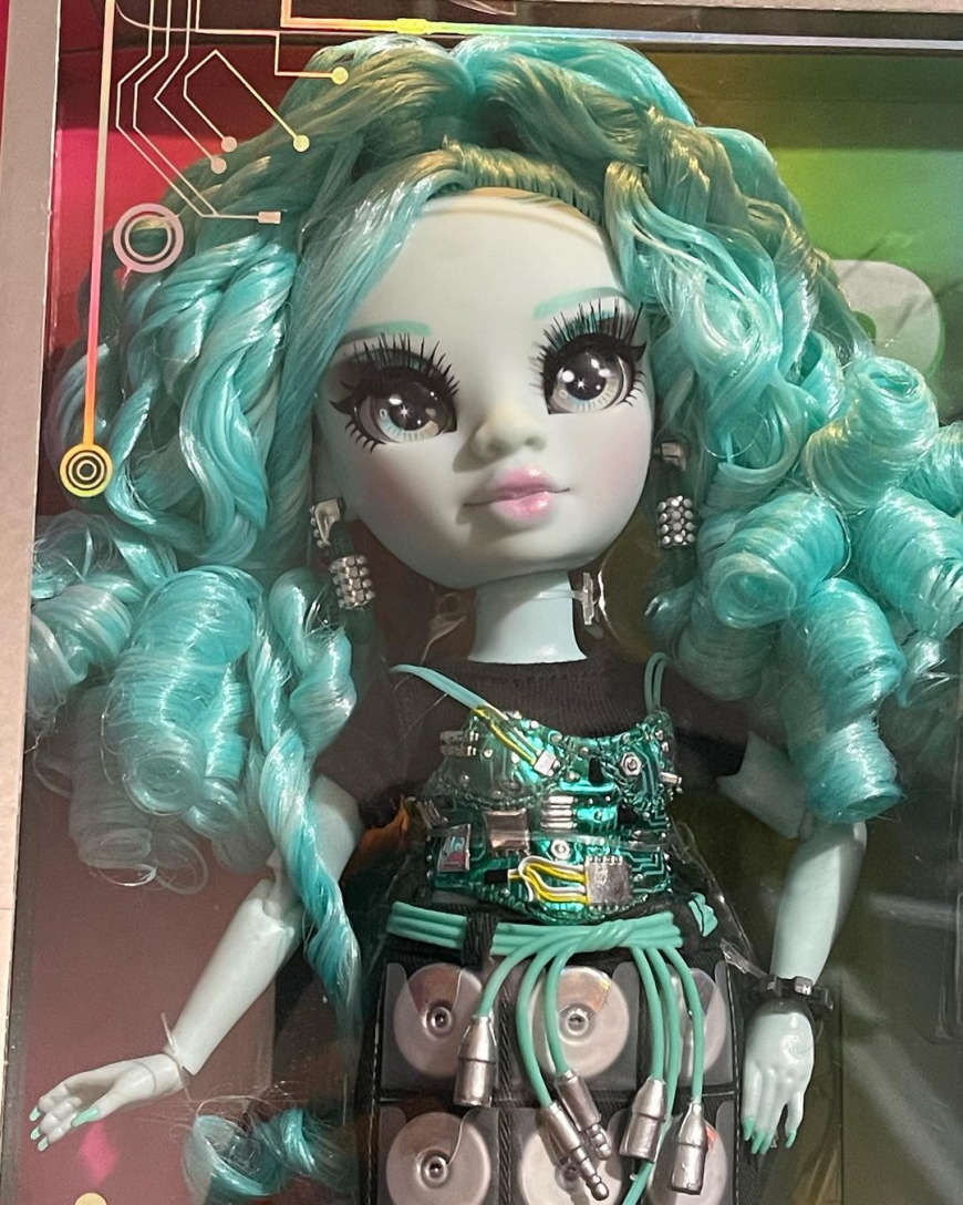 Shadow High Series 3 Berrie Skies doll