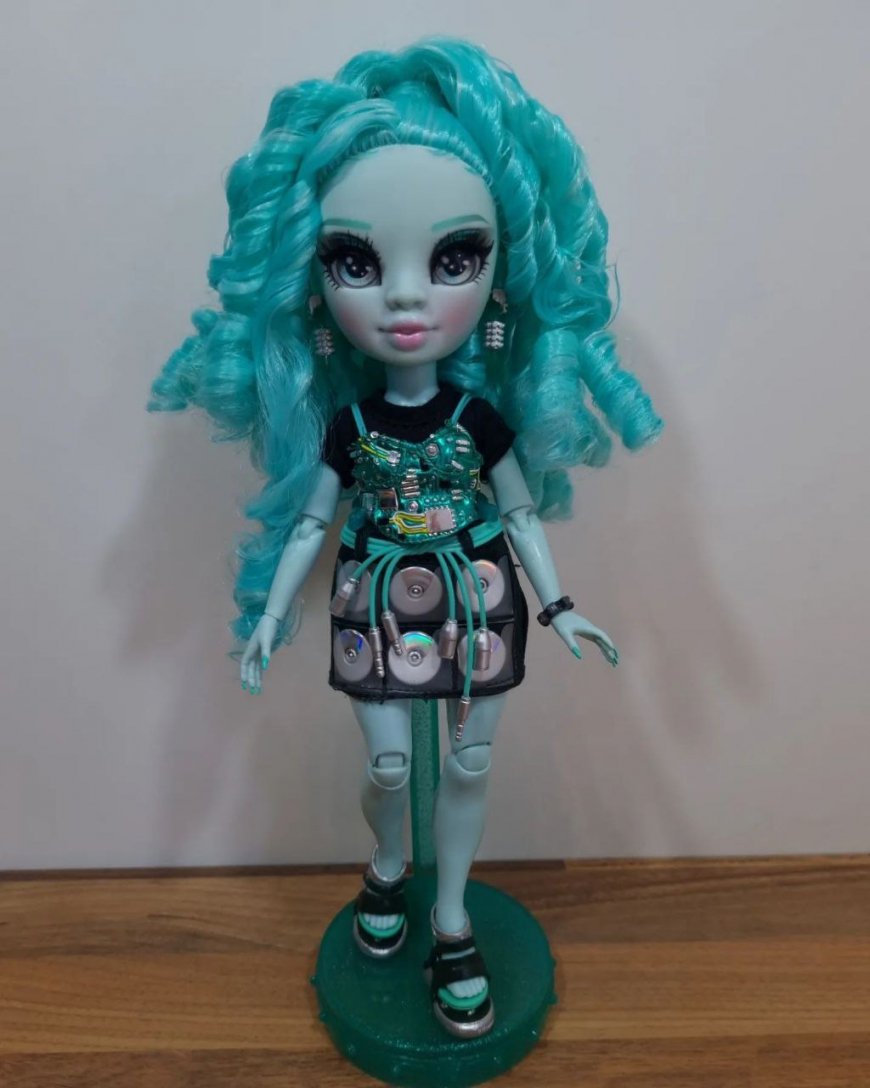 Shadow High Series 3 Berrie Skies doll out of the box photo