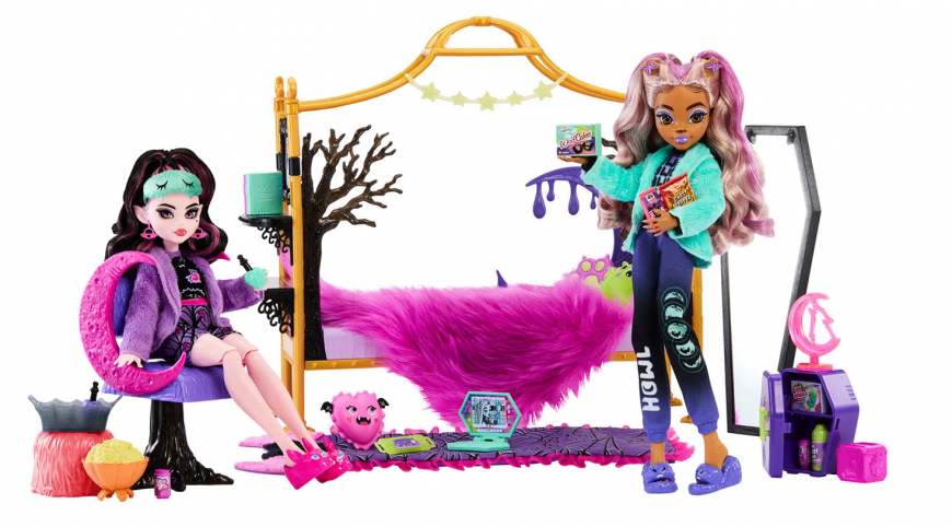 Monster High Creepover Bedroom Playset with Draculaura and Clawdeen dolls