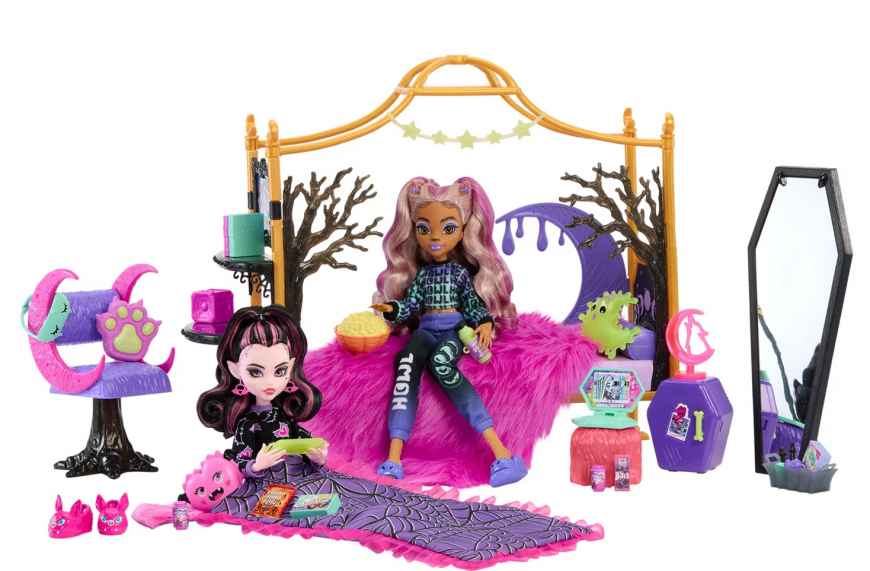 Monster High Creepover Bedroom Playset with Draculaura and Clawdeen dolls