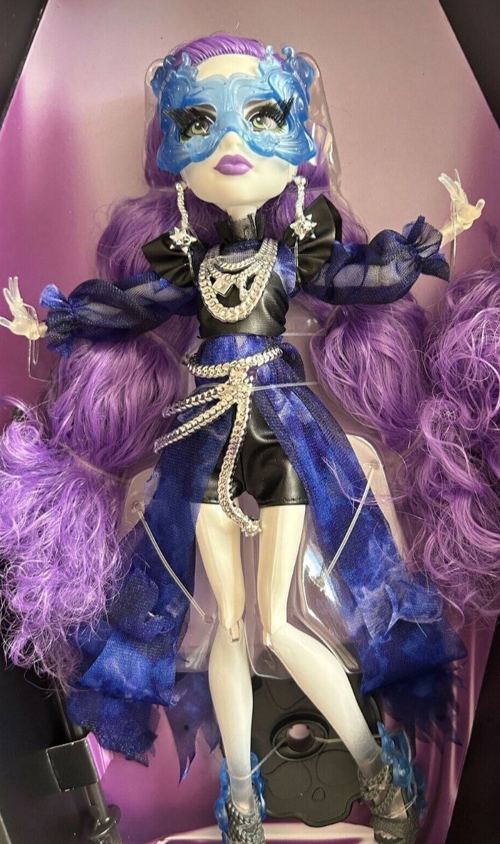 First look at Monster High Haunt Couture Spectra doll