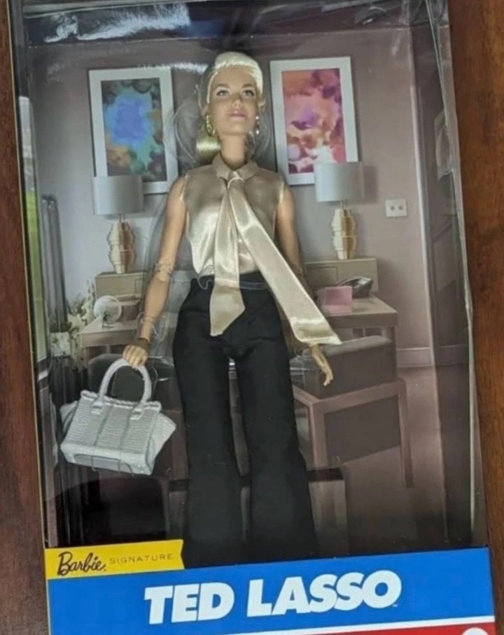 Barbie Coffret Signature Poupées Keeley Jones De La Serie Ted Lasso En Robe Rose Cape En Fausse Fourrure Plus De 30 Accesso Amz