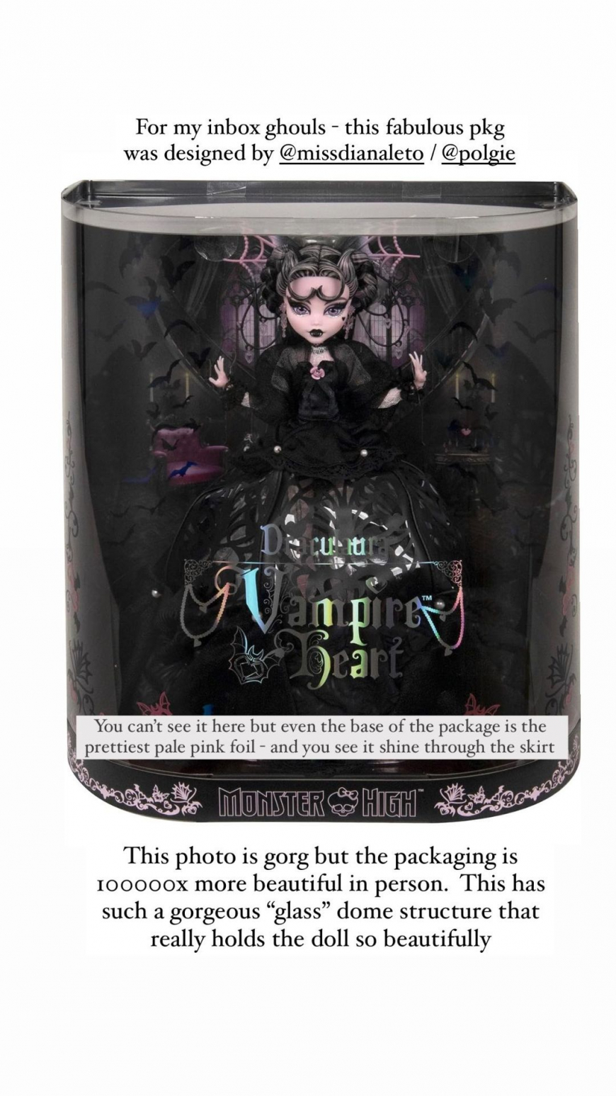 Monster High Draculaura Vampire Heart Collector doll details