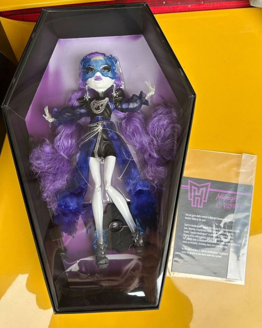 First look at Monster High Haunt Couture Spectra doll