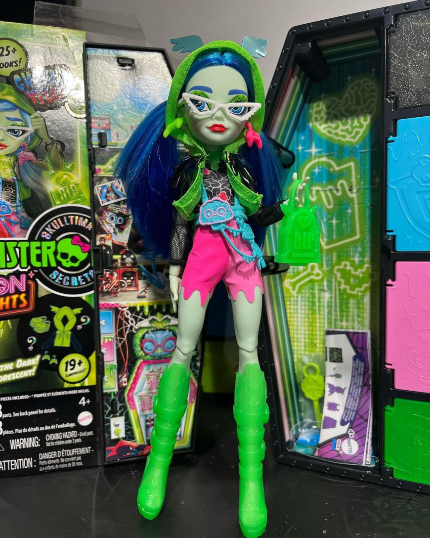 Monster High Skulltimate Secrets Neon Frights series 3 dolls