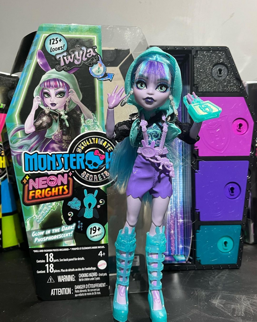 Monster High Skulltimate Secrets Neon Frights series 3 dolls