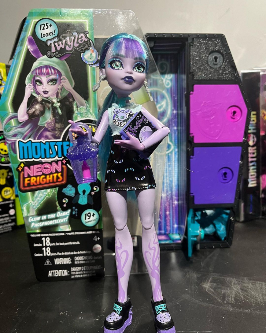 Monster High Skulltimate Secrets Neon Frights series 3 dolls