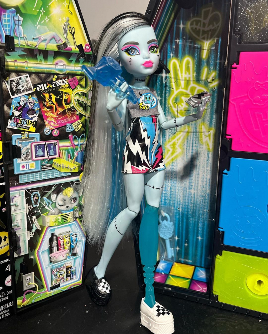 Monster High Skulltimate Secrets Neon Frights series 3 dolls