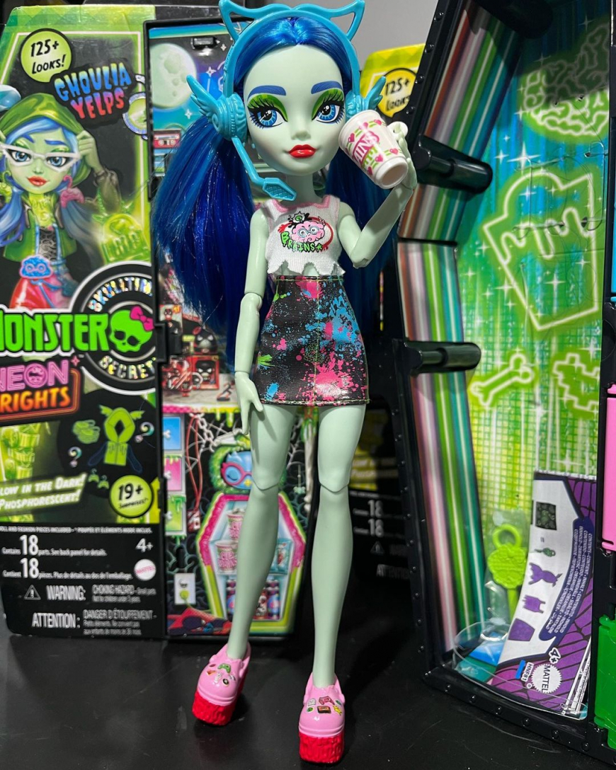 Monster High Skulltimate Secrets Neon Frights series 3 dolls