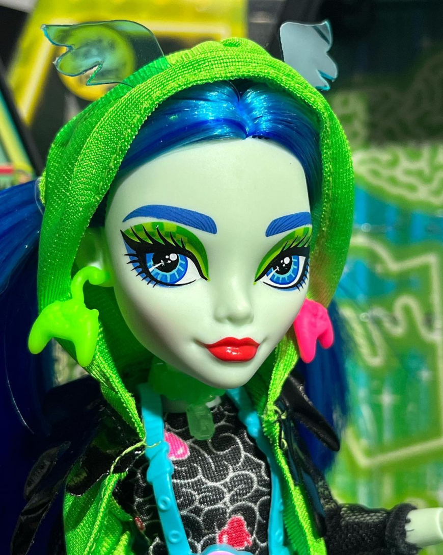 Monster High Skulltimate Secrets Neon Frights series 3 dolls