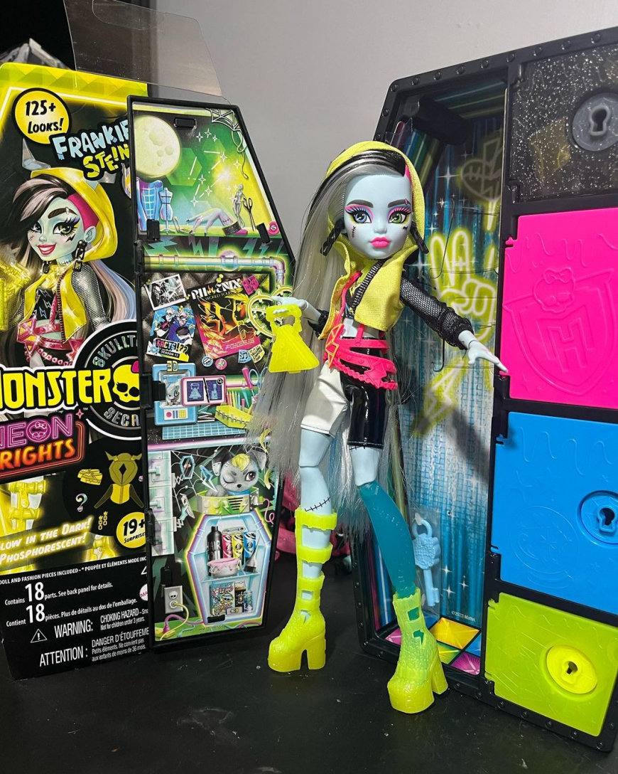 Monster High Skulltimate Secrets Neon Frights series 3 dolls